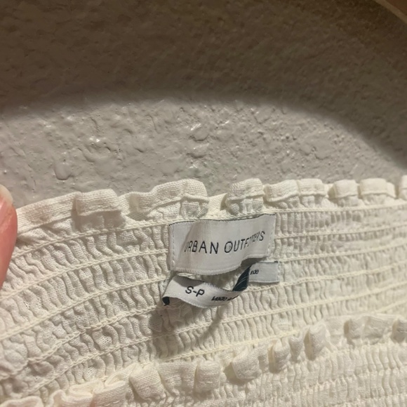 Urban Outfitters white shirred puff sleeve top - Picture 4 of 4